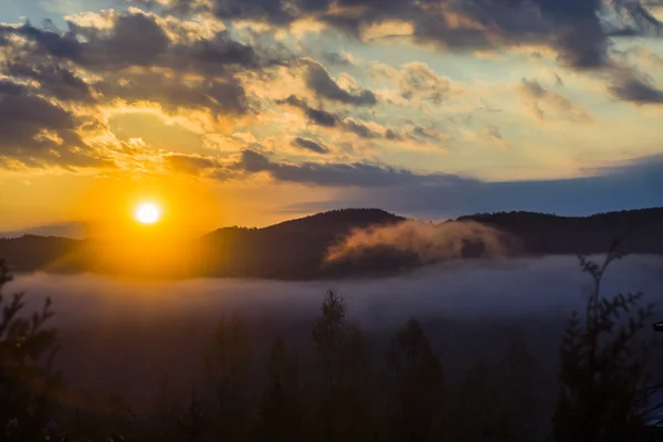 Daybreak in herfst Karpatische bergen rand van het dorp, Oekraïne. — Stockfoto