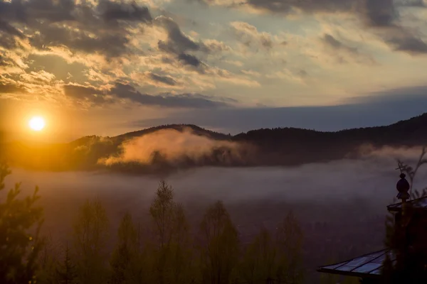 Daybreak in herfst Karpatische bergen rand van het dorp, Oekraïne. — Stockfoto