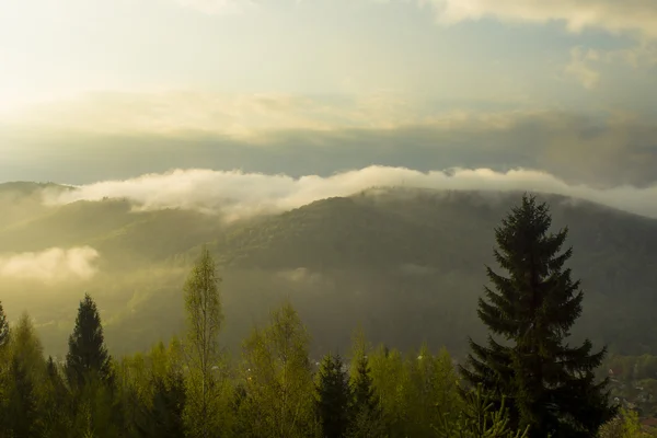 Daybreak in herfst Karpatische bergen rand van het dorp, Oekraïne. — Stockfoto