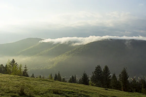 Φθινόπωρο ομίχλη. Ορεινό χωριό. Καρπάθια, Ουκρανία, Ευρώπη — Φωτογραφία Αρχείου