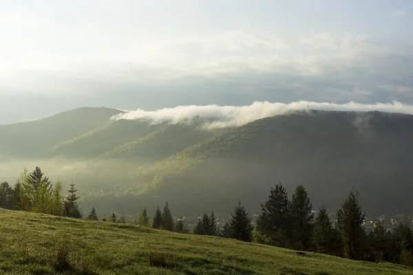 Brume d'automne. Village de montagne. Carpates, Ukraine, Europe — Photo