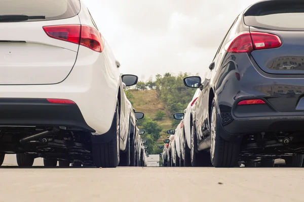 Aparcamiento de coches nuevos —  Fotos de Stock