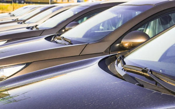 Aparcamiento de coches nuevos —  Fotos de Stock