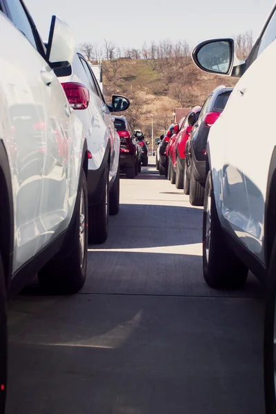 Estacionamento de carros novos — Fotografia de Stock