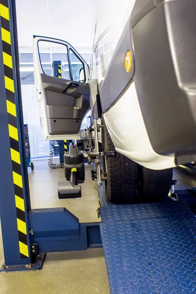 Έλεγχος αυτοκινήτου στο περίπτερο με αισθητήρες τροχών για τροχούς ευθυγράμμιση κύρτωμα στο εργαστήρι του πρατηρίου. — Φωτογραφία Αρχείου