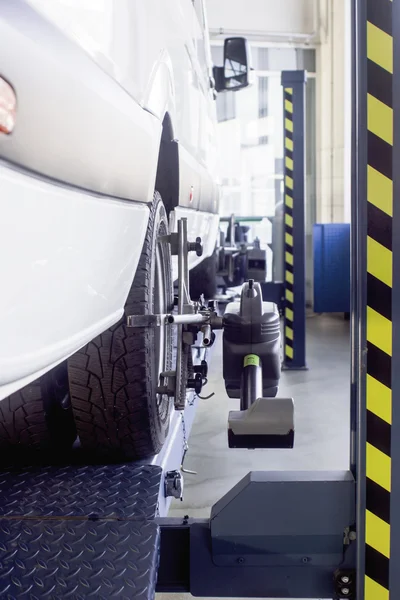 Auto auf Stand mit Sensoren auf Rädern für die Radvermessung Sturzkontrolle in der Werkstatt der Tankstelle. — Stockfoto