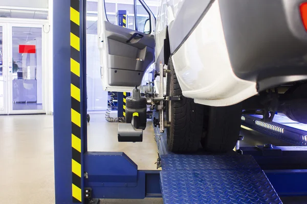 Auto auf Stand mit Sensoren auf Rädern für die Radvermessung Sturzkontrolle in der Werkstatt der Tankstelle. — Stockfoto