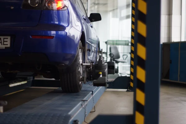 Voiture sur pied avec capteurs sur roues pour l'alignement des roues cambre vérifier en atelier de station-service . — Photo