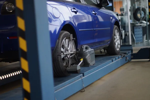 Auto auf Stand mit Sensoren auf Rädern für die Radvermessung Sturzkontrolle in der Werkstatt der Tankstelle. — Stockfoto