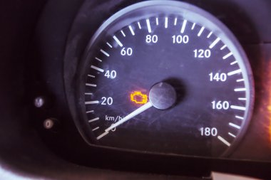 Motor ışık kontrol edin. Araba pano portre