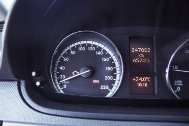 Motor ışık kontrol edin. Araba pano portre