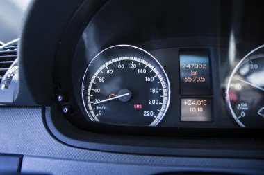 Motor ışık kontrol edin. Araba pano portre