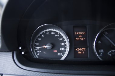 Motor ışık kontrol edin. Araba pano portre