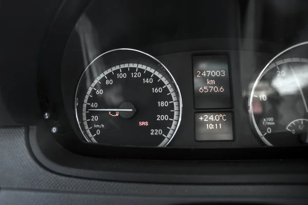 Check engine ljus. Bil instrumentbrädan i närbild — Stockfoto