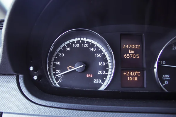 Motor ışık kontrol edin. Araba pano portre