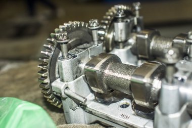 Bir otomobil motor silindir kapağı