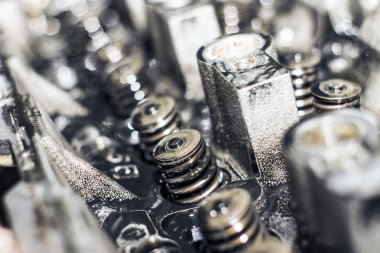 Bir otomobil motor silindir kapağı