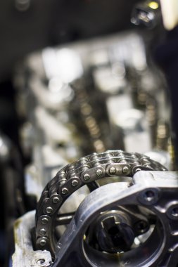 Bir otomobil motor silindir kapağı