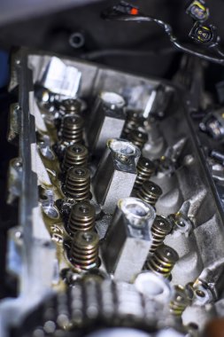 Bir otomobil motor silindir kapağı