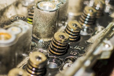 Bir otomobil motor silindir kapağı