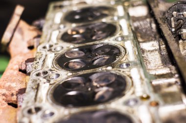 Bir otomobil motor silindir kapağı