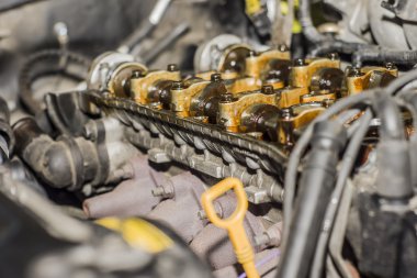 Bir otomobil motor silindir kapağı