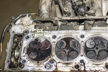 Bir otomobil motor silindir kapağı