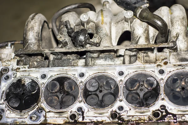 Cabeça de cilindro de um motor de automóvel — Fotografia de Stock