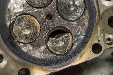 Bir otomobil motor silindir kapağı