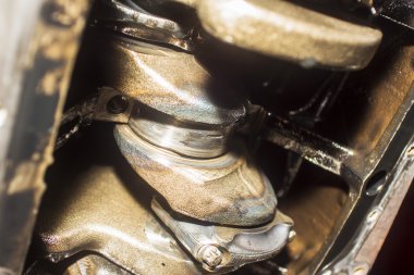 açık servis garajında motor bloğu ve krank mili