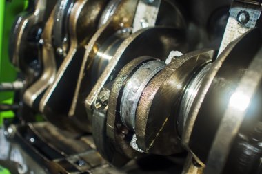 açık servis garajında motor bloğu ve krank mili