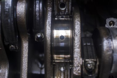 açık servis garajında motor bloğu ve krank mili