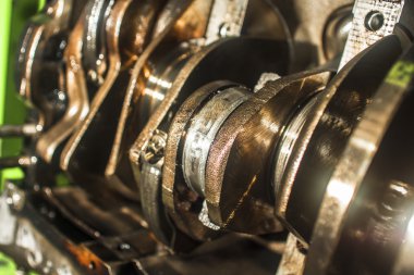 açık servis garajında motor bloğu ve krank mili