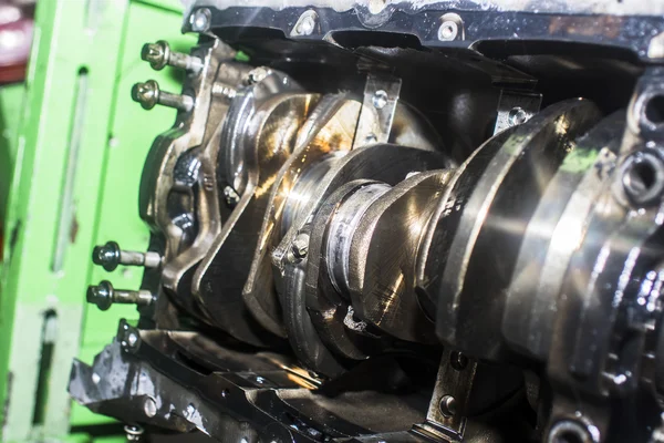 Open engine block and crankshaft in service garage — Stock Photo, Image