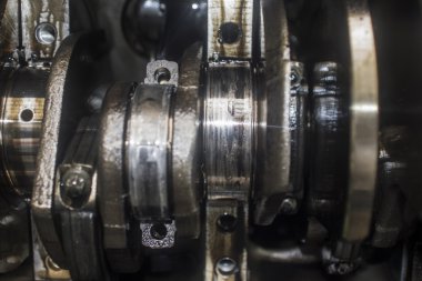 açık servis garajında motor bloğu ve krank mili