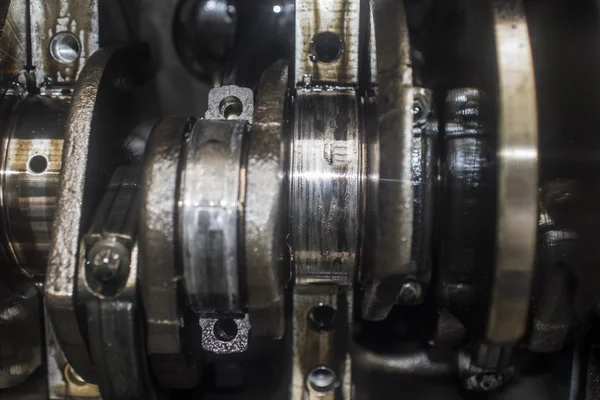 açık servis garajında motor bloğu ve krank mili