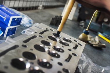 Mekanik bir atölyede motoru ile çalışma