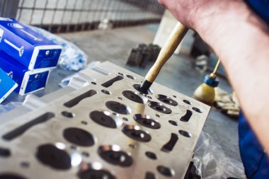 Mekanik bir atölyede motoru ile çalışma