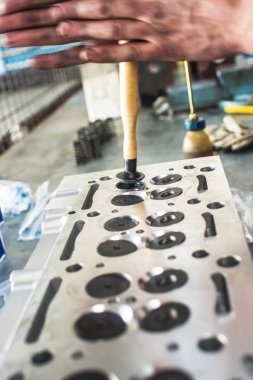 Mekanik bir atölyede motoru ile çalışma