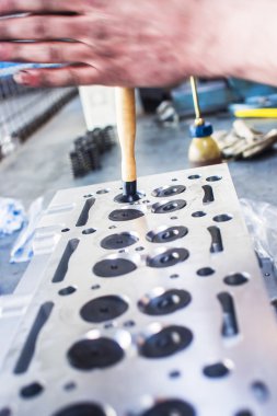 Mekanik bir atölyede motoru ile çalışma