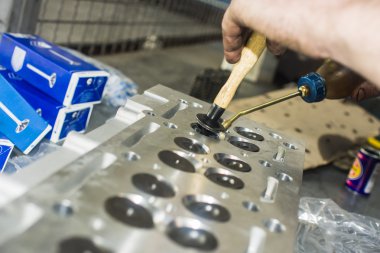 Mekanik bir atölyede motoru ile çalışma