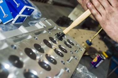 Mekanik bir atölyede motoru ile çalışma