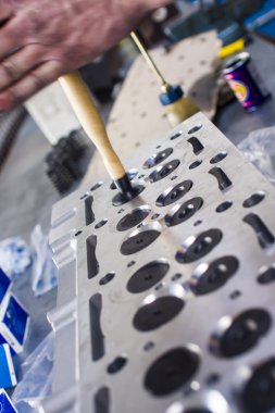 Mekanik bir atölyede motoru ile çalışma