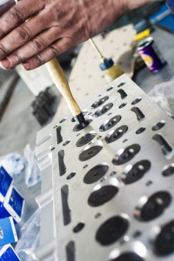 Mekanik bir atölyede motoru ile çalışma