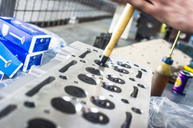 Mekanik bir atölyede motoru ile çalışma