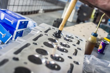 Mekanik bir atölyede motoru ile çalışma