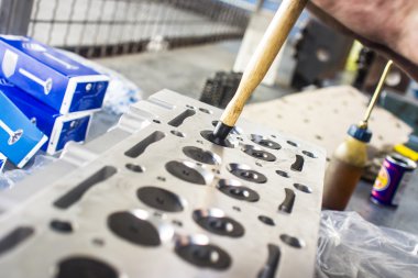 Mekanik bir atölyede motoru ile çalışma