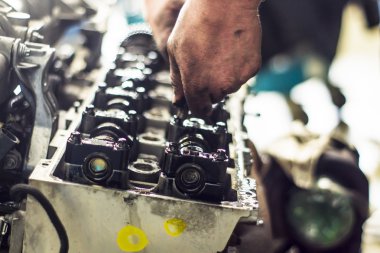 Mekanik bir atölyede motoru ile çalışma