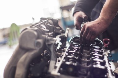 Mekanik bir atölyede motoru ile çalışma