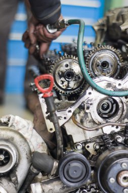 Mekanik bir atölyede motoru ile çalışma